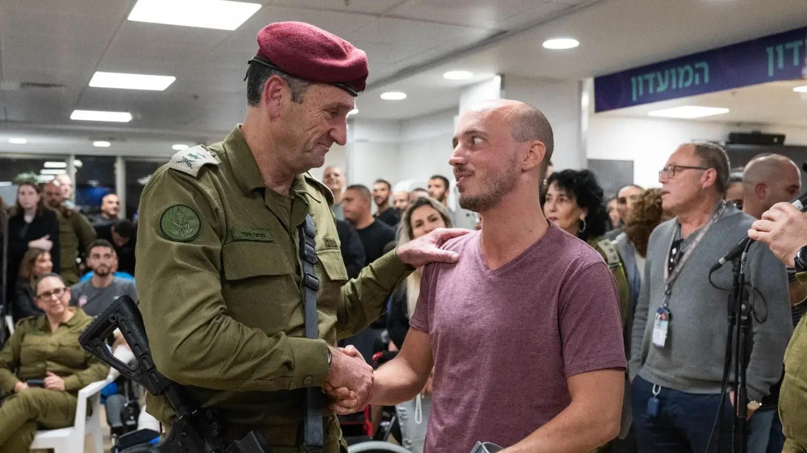 הרמטכ״ל הרצי הלוי הדליק נרות עם פצועי צה״ל במרכז השיקום ״חוזרים לחיים״ בשיבא. 13 בדצמבר 2023 הרמטכ״ל הרצי הלוי הדליק נרות עם פצועי צה״ל במרכז השיקום ״חוזרים לחיים״ בשיבא. 13 בדצמבר 2023