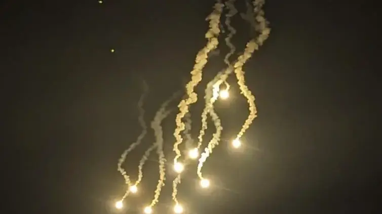 "חנוכייה" בשמי עזה: צה"ל ציין את הדלקת הנר השמיני - באמצעות נורי תאורה "חנוכייה" בשמי עזה: צה"ל ציין את הדלקת הנר השמיני - באמצעות נורי תאורה