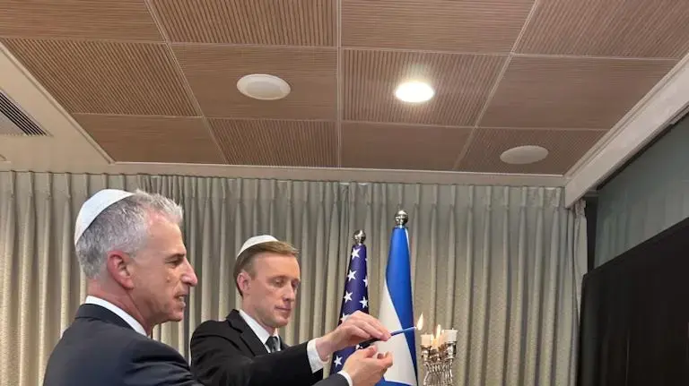 דדי ברנע עם ג'ייק סאליבן. 15 בדצמבר 2023 דדי ברנע עם ג'ייק סאליבן. 15 בדצמבר 2023
