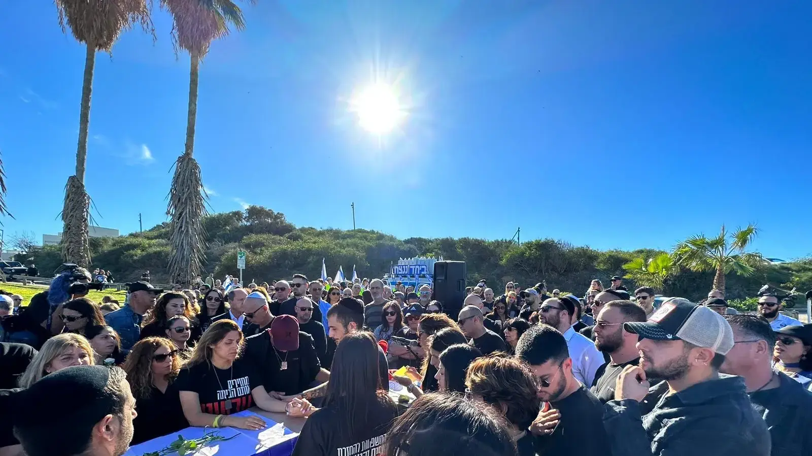 מאות משתתפים בהלווייתה של עדן זכריה, שנחטפה מהמסיבה ברעים וגופתה חולצה מעזה מאות משתתפים בהלווייתה של עדן זכריה, שנחטפה מהמסיבה ברעים וגופתה חולצה מעזה