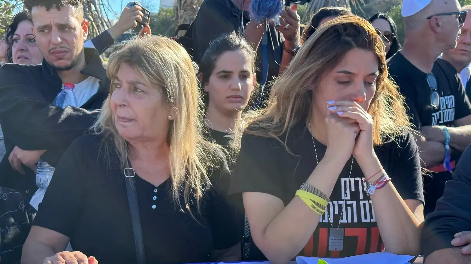 מאות משתתפים בהלווייתה של עדן זכריה, שנחטפה מהמסיבה ברעים וגופתה חולצה מעזה מאות משתתפים בהלווייתה של עדן זכריה, שנחטפה מהמסיבה ברעים וגופתה חולצה מעזה