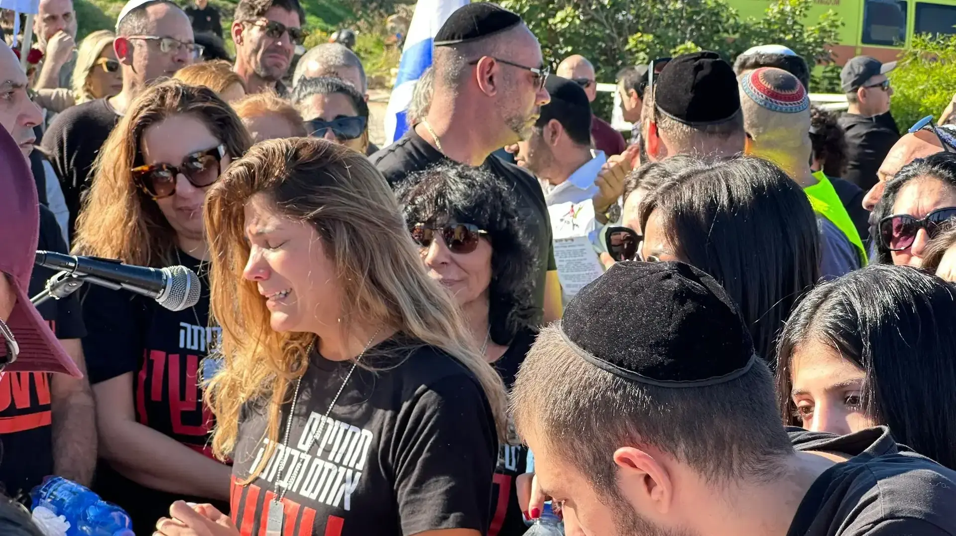מאות משתתפים בהלווייתה של עדן זכריה, שנחטפה מהמסיבה ברעים וגופתה חולצה מעזה מאות משתתפים בהלווייתה של עדן זכריה, שנחטפה מהמסיבה ברעים וגופתה חולצה מעזה