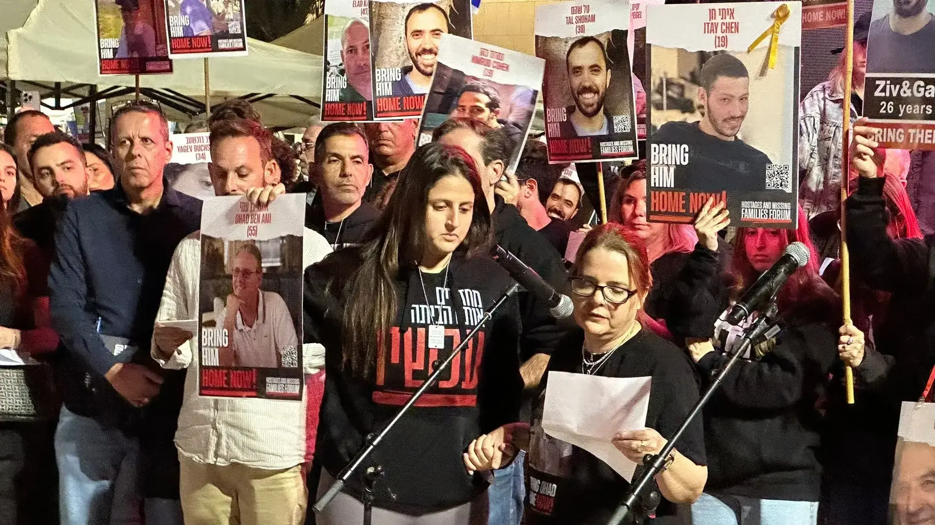 משפחות החטופים בהצהרה, כיכר החטופים, תל אביב. 16 בדצמבר 2023 משפחות החטופים בהצהרה, כיכר החטופים, תל אביב. 16 בדצמבר 2023