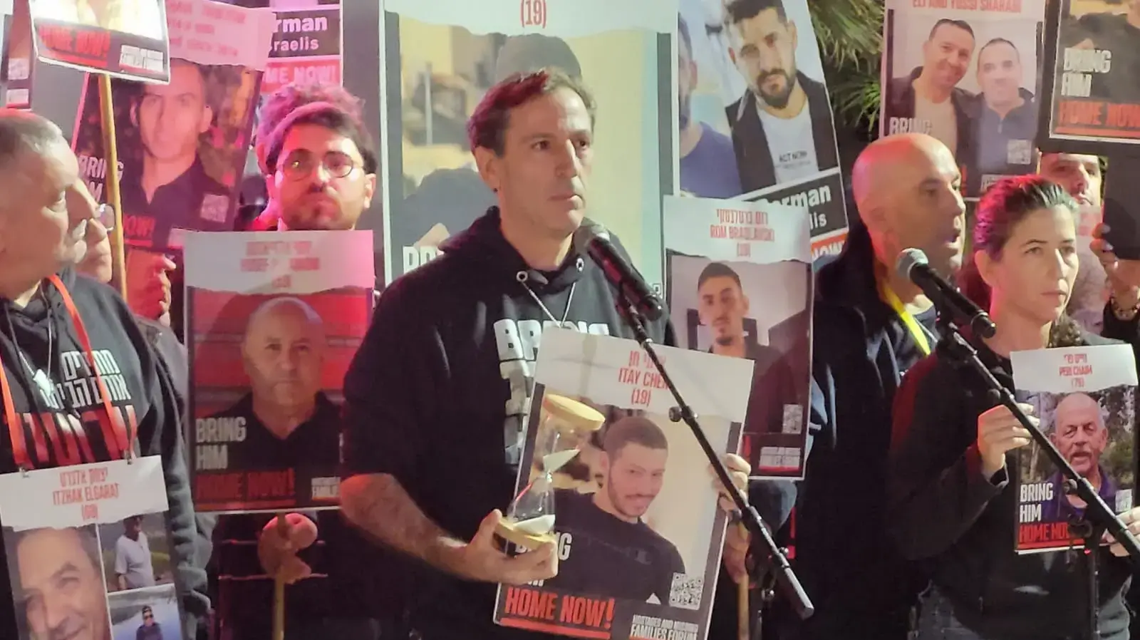 רובי חן בעצרת משפחות החטופים, כיכר החטופים, תל אביב. 16 בדצמבר 2023 רובי חן בעצרת משפחות החטופים, כיכר החטופים, תל אביב. 16 בדצמבר 2023