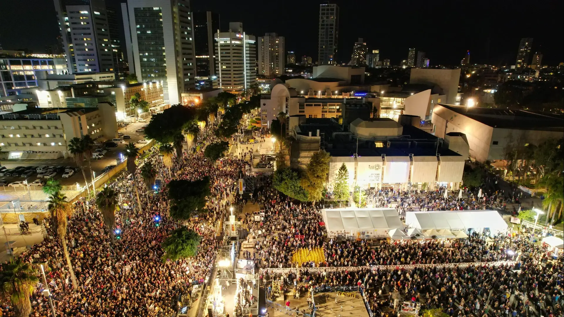 משפחות החטופים בהצהרה, כיכר החטופים, תל אביב. 16 בדצמבר 2023 משפחות החטופים בהצהרה, כיכר החטופים, תל אביב. 16 בדצמבר 2023