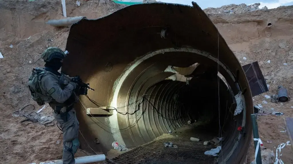 צה"ל חשף את מנהרת הטרור הגדולה ביותר שנחשפה- פרויקט שנבנה בהובלתו של מחמד סינוואר בצפון רצועת עזה צה"ל חשף את מנהרת הטרור הגדולה ביותר שנחשפה- פרויקט שנבנה בהובלתו של מחמד סינוואר בצפון רצועת עזה