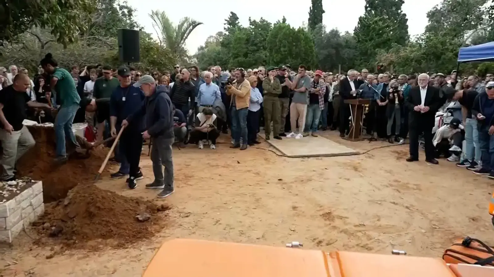 לוויתו של אלון שמריז ,בית העלמין, קיבוץ שפיים. 17 בדצמבר 2023 לוויתו של אלון שמריז ,בית העלמין, קיבוץ שפיים. 17 בדצמבר 2023