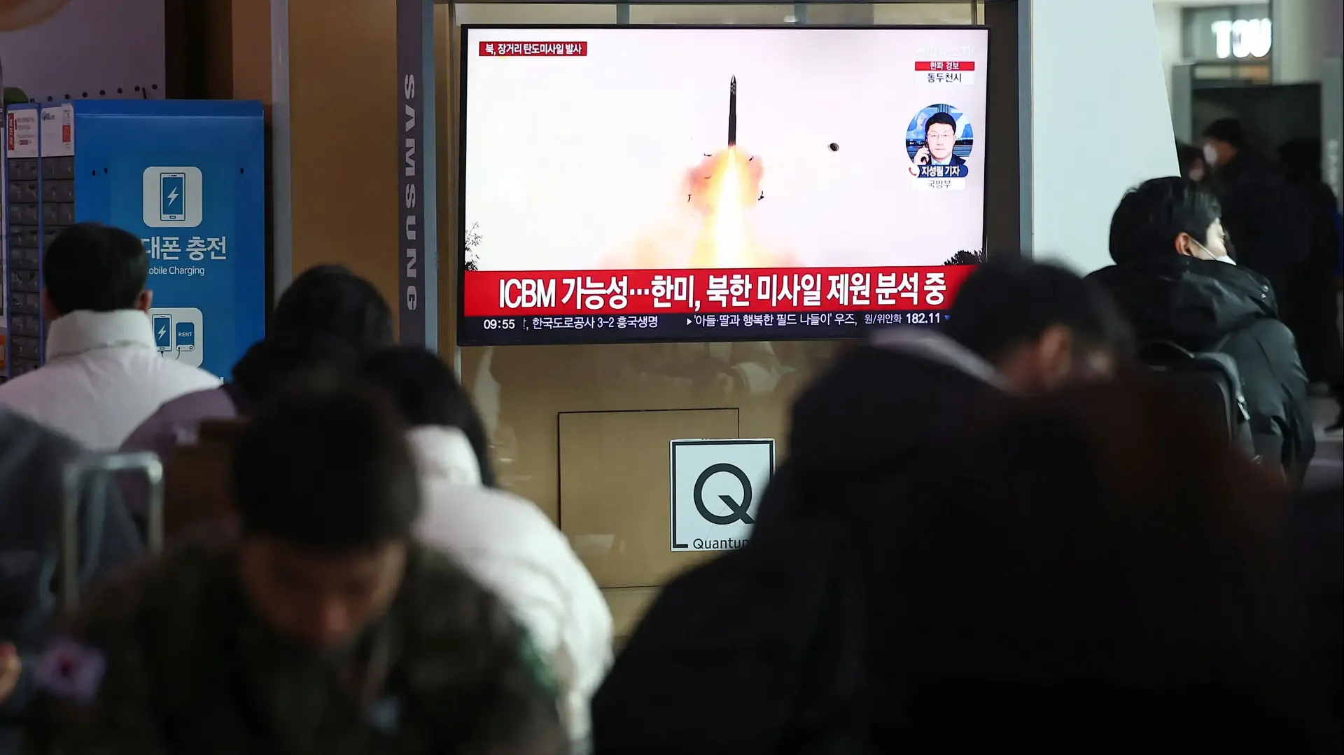 אנשים חולפים על פני שידור על שיגור של טיל בין-יבשתי על ידי קוריאה הצפונית בסיאול, קוריאה הדרומית, 18 בדצמבר 2023 אנשים חולפים על פני שידור על שיגור של טיל בין-יבשתי על ידי קוריאה הצפונית בסיאול, קוריאה הדרומית, 18 בדצמבר 2023