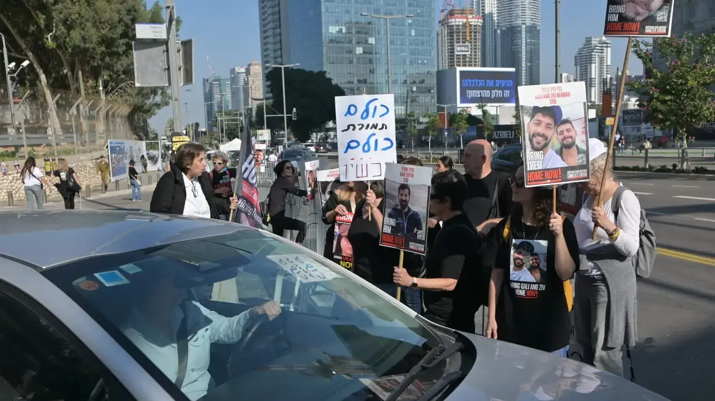 משפחות החטופים בשער הקריה בדרישה למתווה ישראלי לשחרור החטופים 18 בדצמבר 2023 משפחות החטופים בשער הקריה בדרישה למתווה ישראלי לשחרור החטופים 18 בדצמבר 2023