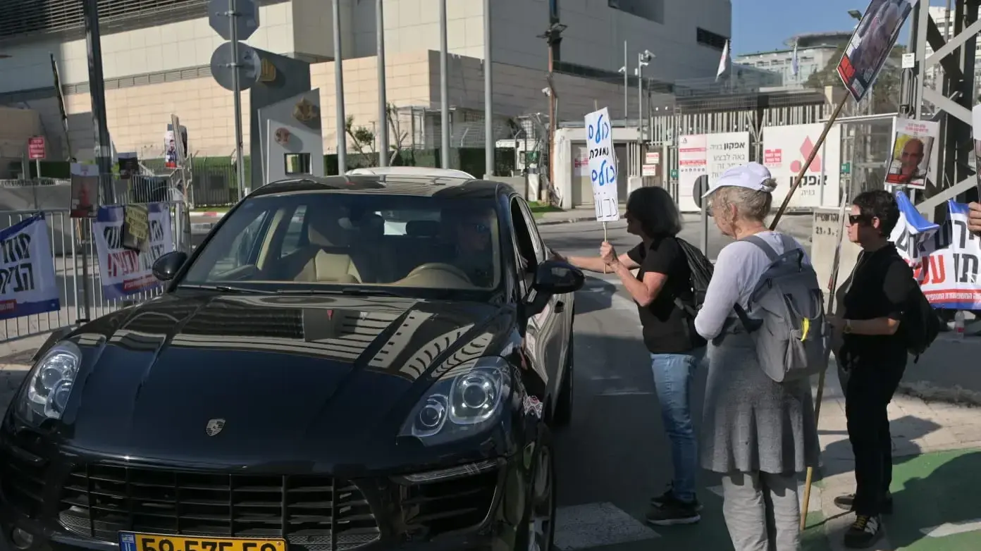עמיר אלפסה קרוב משפחה של החטופה מאיה גורן- משפחות החטופים בשער הקריה בדרישה למתווה ישראלי לשחרור החטופים 18 בדצמבר 2023 עמיר אלפסה קרוב משפחה של החטופה מאיה גורן- משפחות החטופים בשער הקריה בדרישה למתווה ישראלי לשחרור החטופים 18 בדצמבר 2023