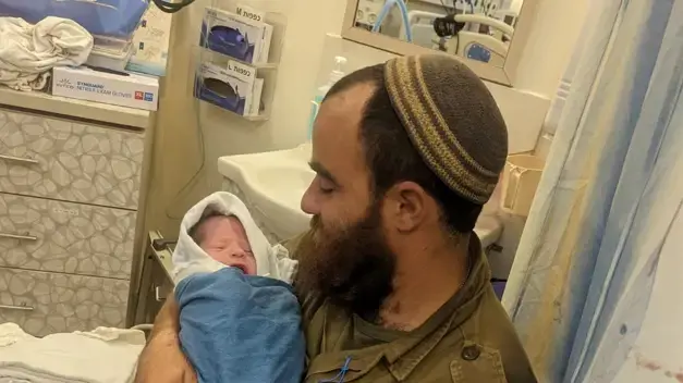 ישי אב מהשפחה ובנו התינוק שניצל מפיגוע ירי בעטרת, 18 בדצמבר 2023 ישי אב מהשפחה ובנו התינוק שניצל מפיגוע ירי בעטרת, 18 בדצמבר 2023