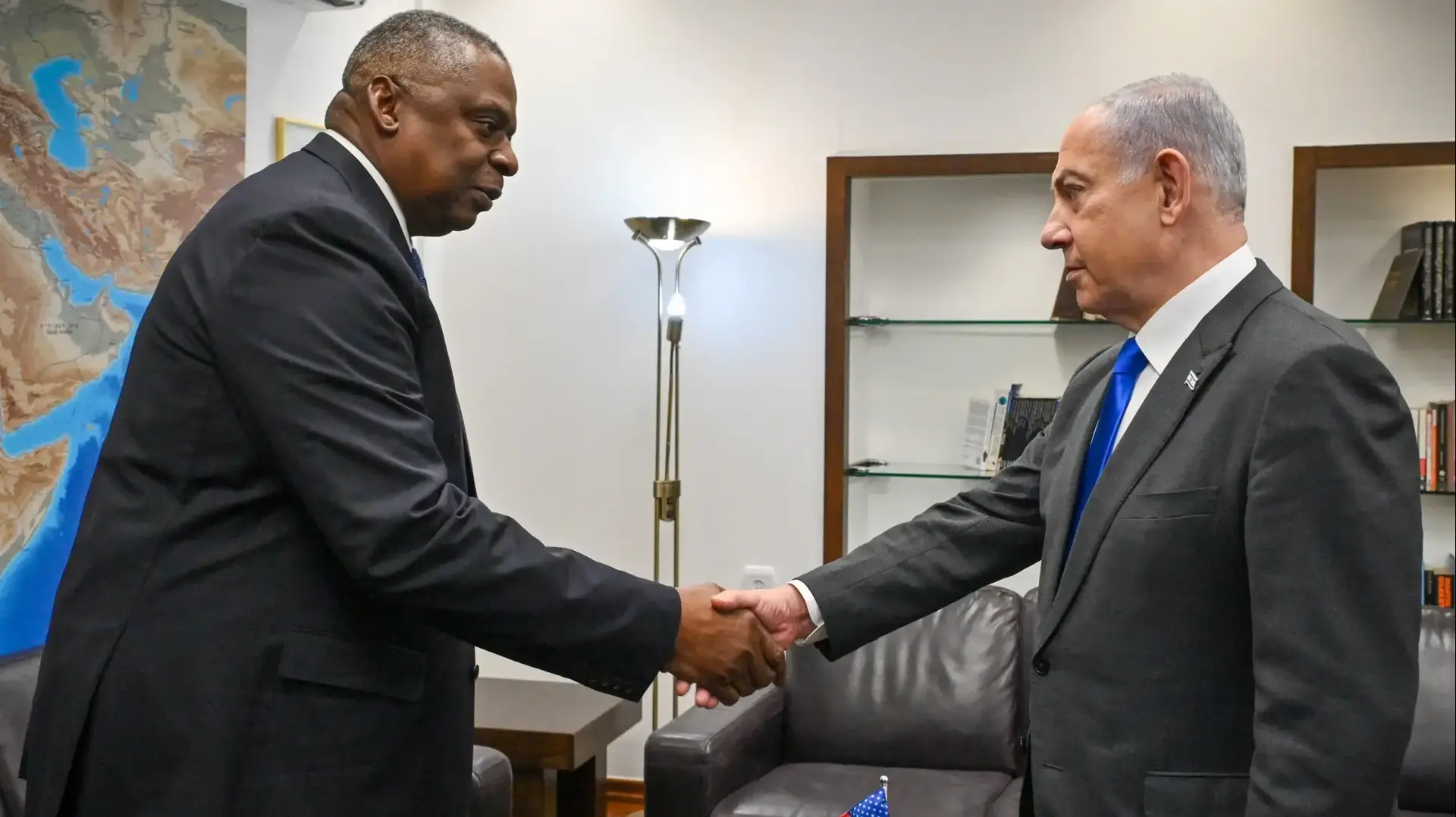 ראש הממשלה בנימין נתניהו נפגש עם מזכיר ההגנה של ארה״ב לויד אוסטין, בקריה בתל אביב.
ראש הממשלה בנימין נתניהו נפגש עם מזכיר ההגנה של ארה״ב לויד אוסטין, בקריה בתל אביב.