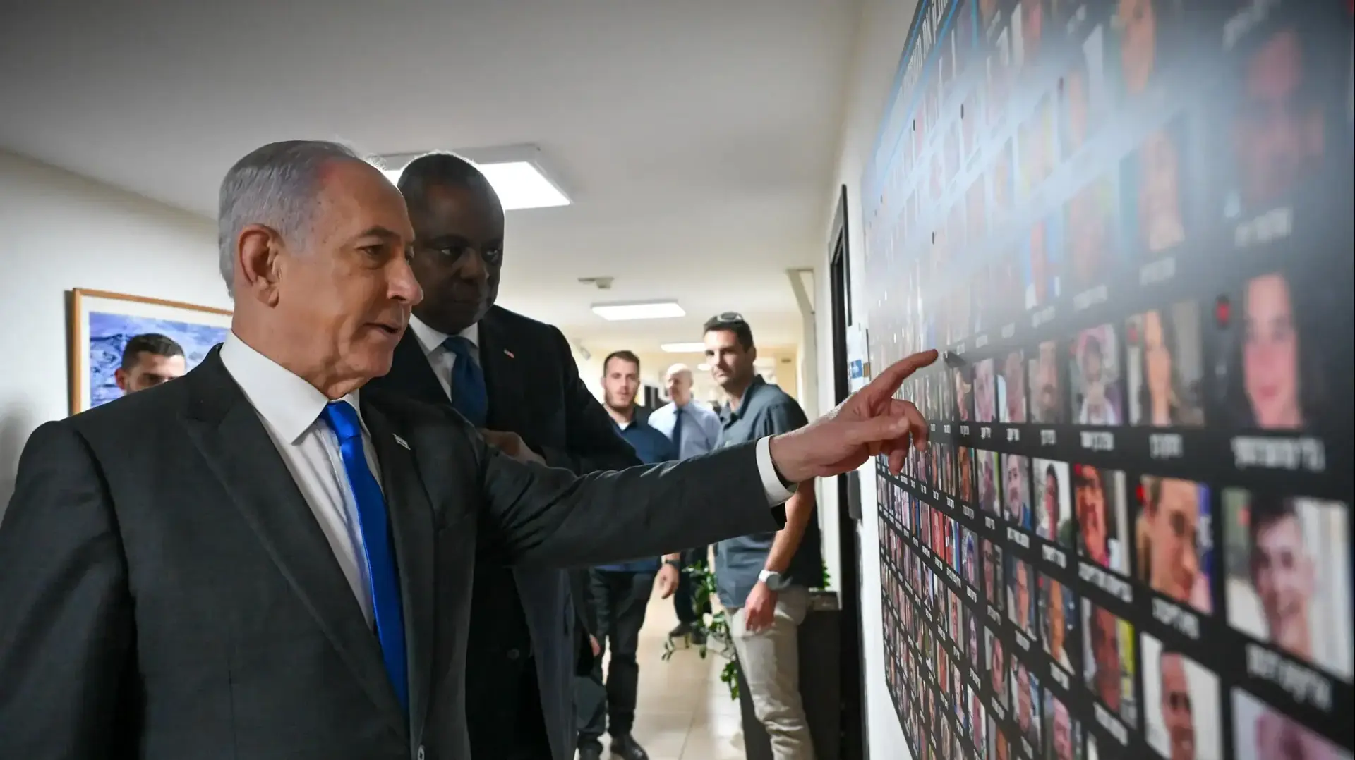 ראש הממשלה בנימין נתניהו נפגש עם מזכיר ההגנה של ארה״ב לויד אוסטין, בקריה בתל אביב. ראש הממשלה בנימין נתניהו נפגש עם מזכיר ההגנה של ארה״ב לויד אוסטין, בקריה בתל אביב.
