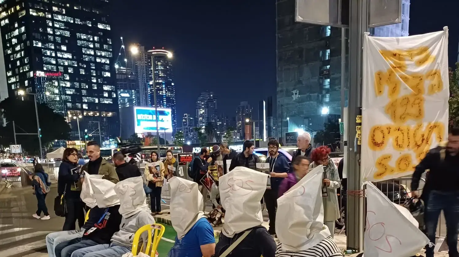 מיצג מחאה להשבת החטופים, תל אביב. 18 בדצמבר 2023 מיצג מחאה להשבת החטופים, תל אביב. 18 בדצמבר 2023