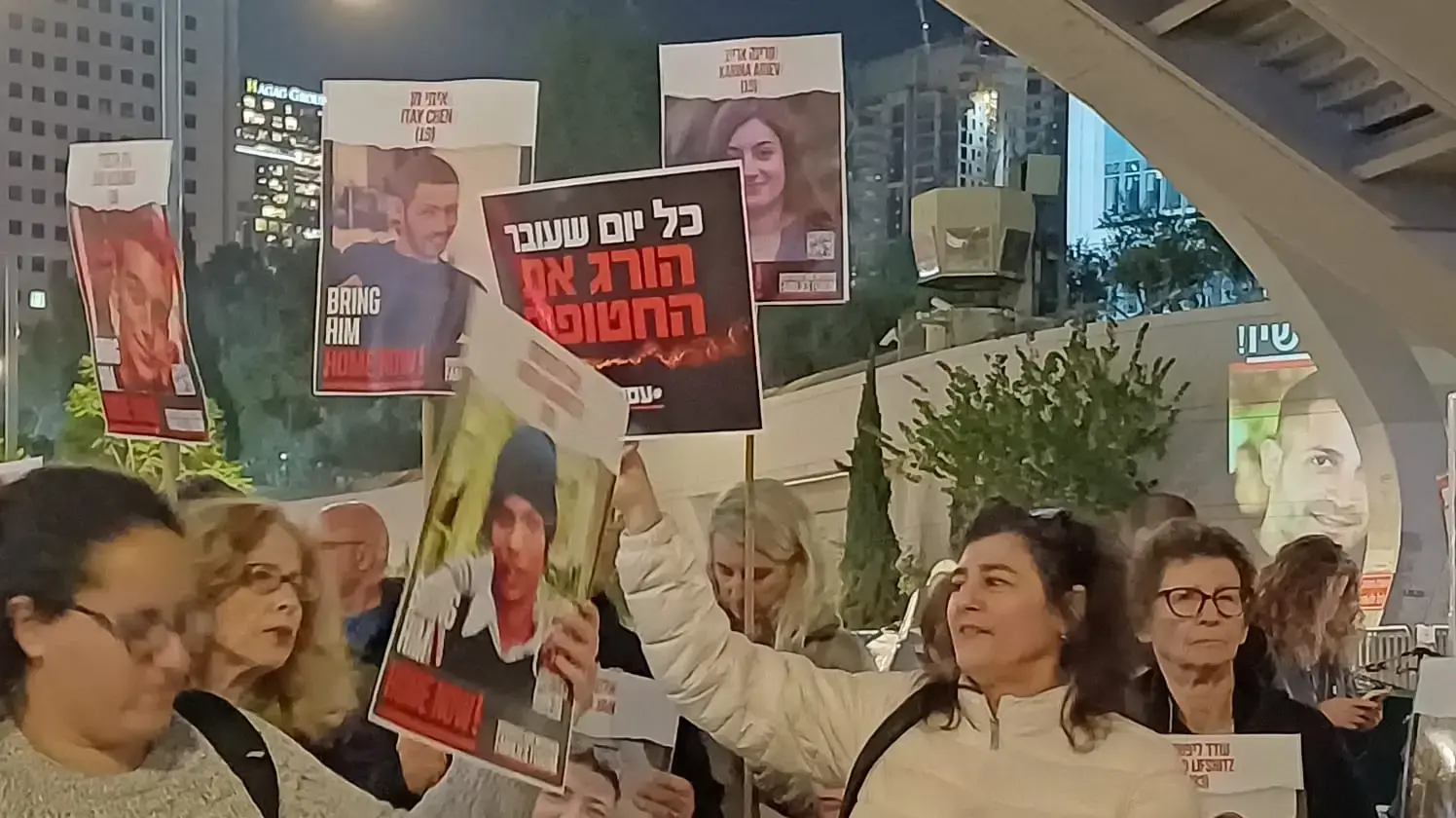 מיצג מחאה להשבת החטופים, תל אביב. 18 בדצמבר 2023 מיצג מחאה להשבת החטופים, תל אביב. 18 בדצמבר 2023