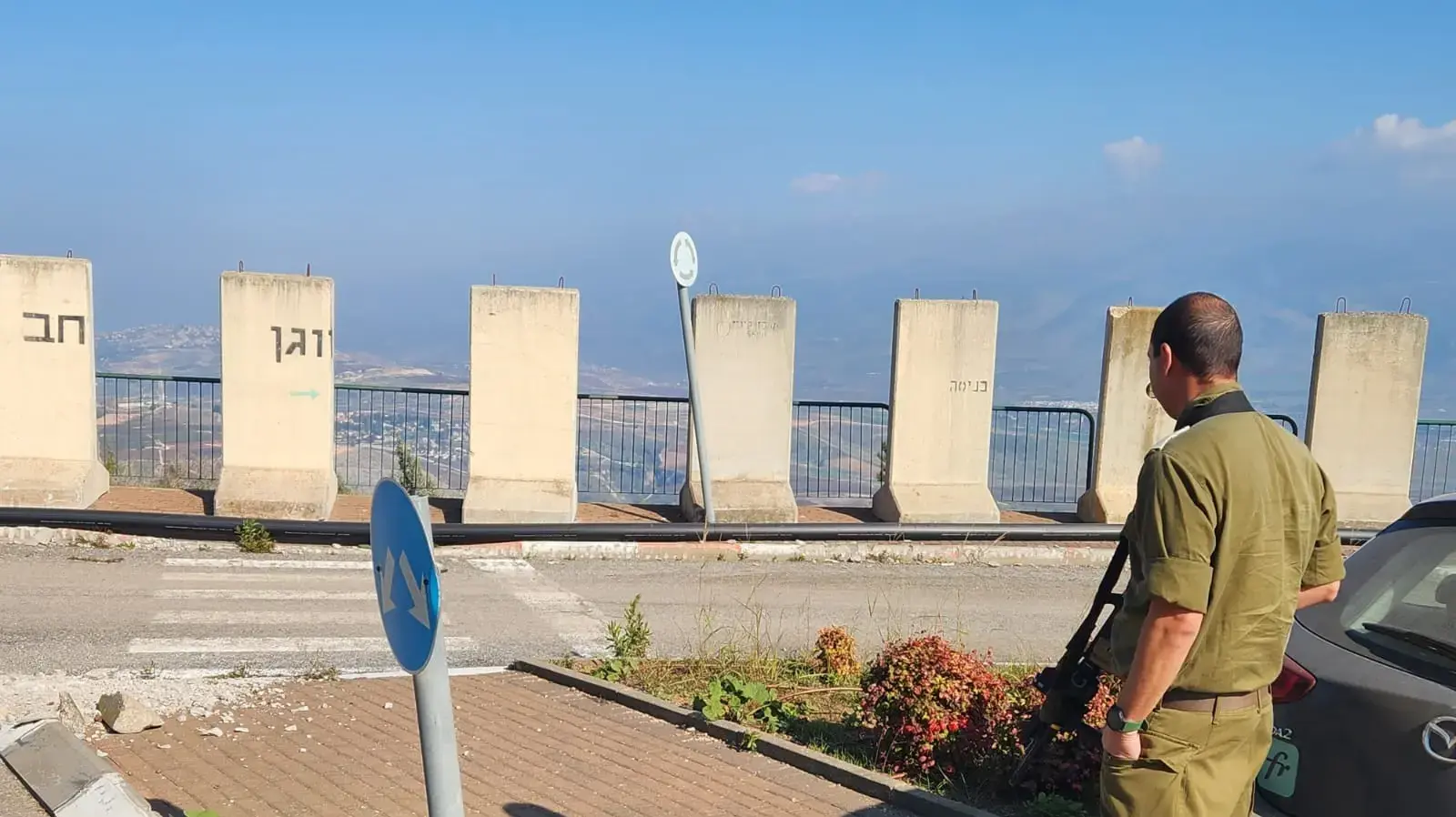 עמרי סופר מביט ממשגב עם לדרום לבנון, 18 בדצמבר 2023