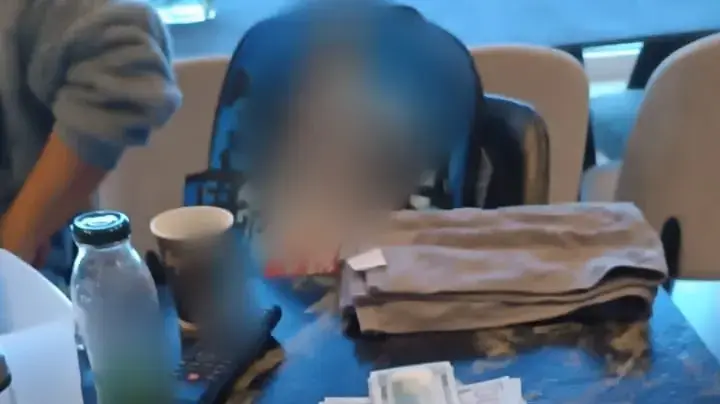 כסף שנמצא בביתו של בעל חברת משקאות גדולה, החשוד בביצוע עבירות בענף המחזור כסף שנמצא בביתו של בעל חברת משקאות גדולה, החשוד בביצוע עבירות בענף המחזור