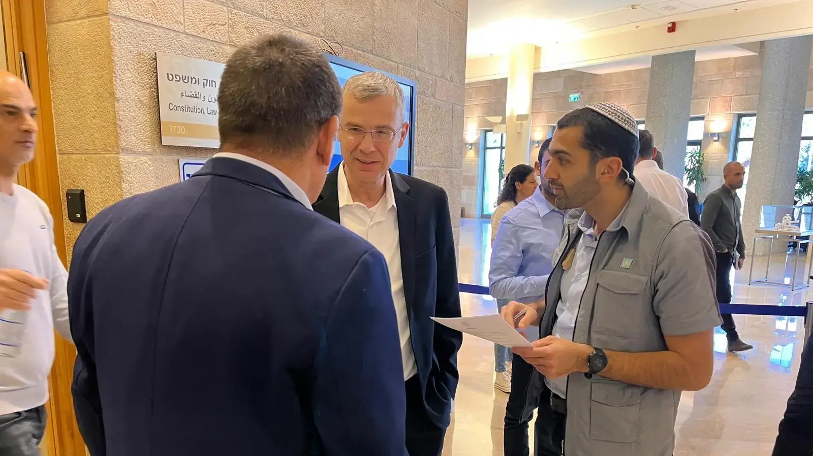 יריב לוין בכניסה לדיון ועדת החוקה אודות
יצירת מסגרת משפטית מתאימה להחזקתם ולהעמדתם לדין של מחבלי חמאס שהשתתפו בהתקפה על ישראל בשבעה באוקטובר 2023, 19 בדצמבר 2023 יריב לוין בכניסה לדיון ועדת החוקה אודות
יצירת מסגרת משפטית מתאימה להחזקתם ולהעמדתם לדין של מחבלי חמאס שהשתתפו בהתקפה על ישראל בשבעה באוקטובר 2023, 19 בדצמבר 2023
