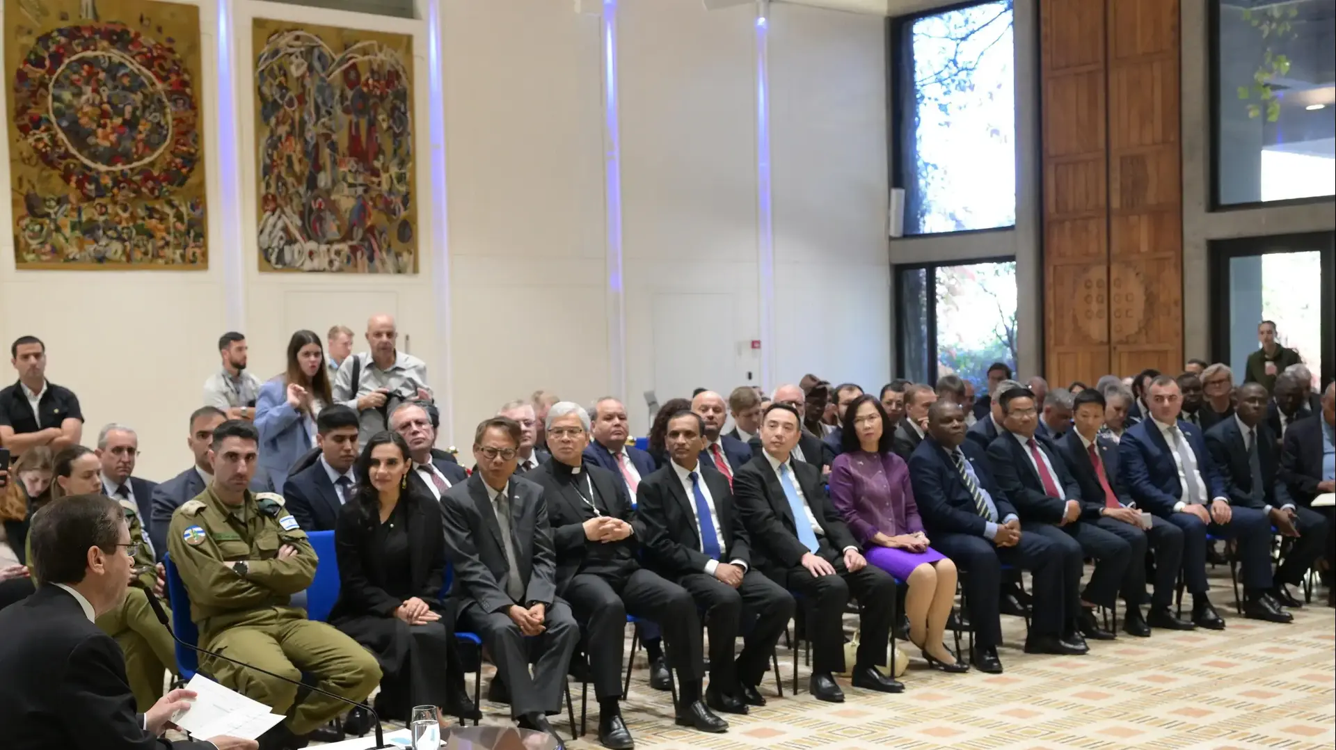 נשיא המדינה יצחק הרצוג, תדרך שגרירים אשר מייצגים יחד למעלה מ-80 מדינות ברחבי העולם 19 בדצמבר 2023 נשיא המדינה יצחק הרצוג, תדרך שגרירים אשר מייצגים יחד למעלה מ-80 מדינות ברחבי העולם 19 בדצמבר 2023