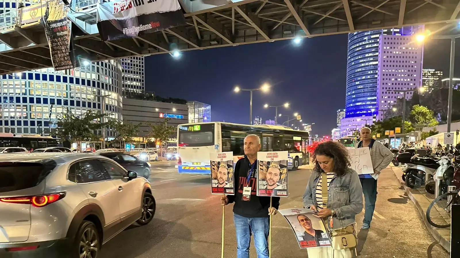 משפחות החטופים נכנסו לקריה לפגישה עם ראש הממשלה נתניהו ומתאם השבויים והנעדרים גל הירש 19 בדצמבר 2023 משפחות החטופים נכנסו לקריה לפגישה עם ראש הממשלה נתניהו ומתאם השבויים והנעדרים גל הירש 19 בדצמבר 2023