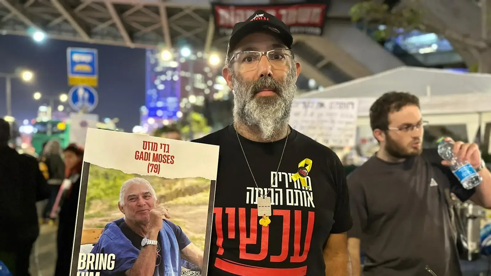 משפחות החטופים נכנסו לקריה לפגישה עם ראש הממשלה נתניהו ומתאם השבויים והנעדרים גל הירש 19 בדצמבר 2023 משפחות החטופים נכנסו לקריה לפגישה עם ראש הממשלה נתניהו ומתאם השבויים והנעדרים גל הירש 19 בדצמבר 2023