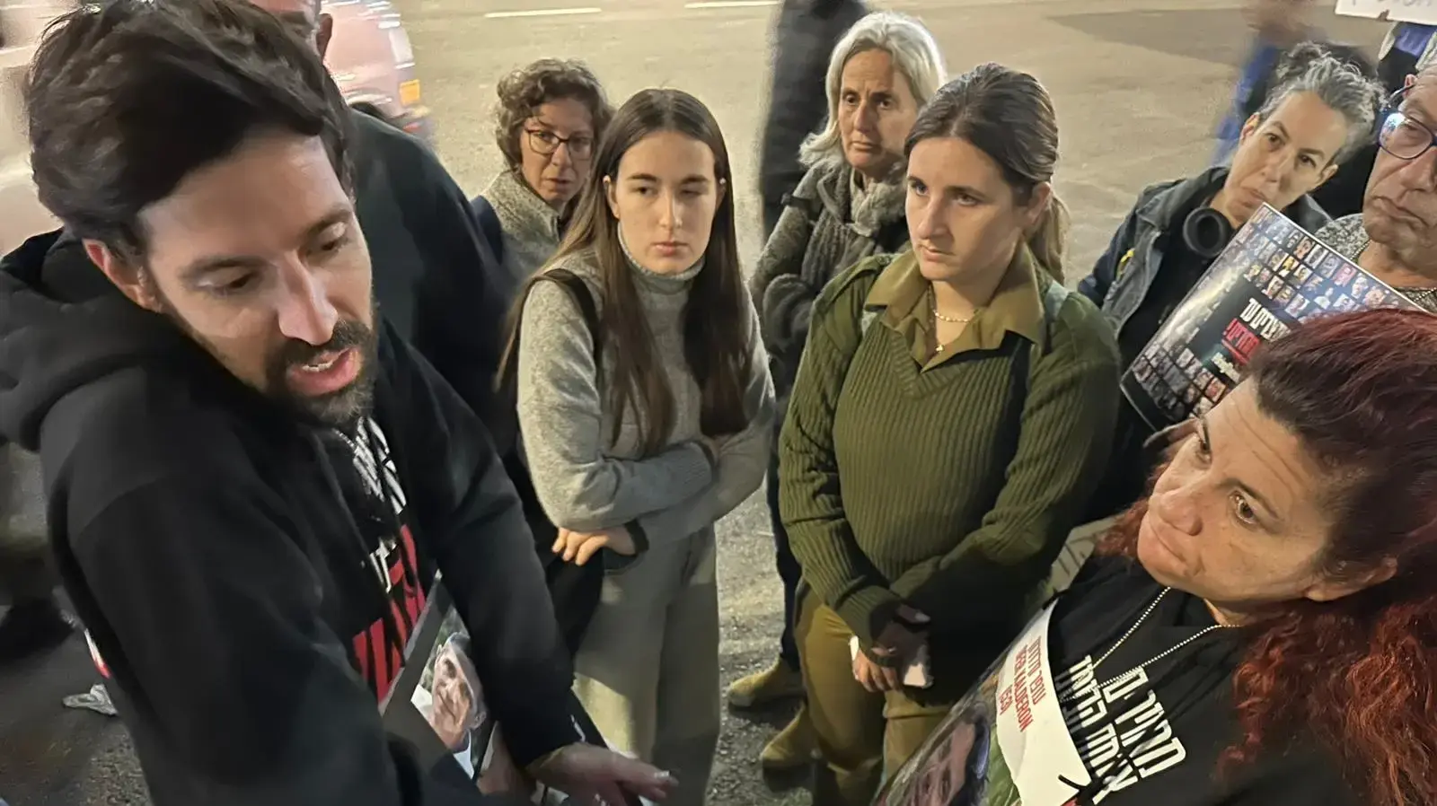 משפחות החטופים נכנסו לקריה לפגישה עם ראש הממשלה נתניהו ומתאם השבויים והנעדרים גל הירש 19 בדצמבר 2023 משפחות החטופים נכנסו לקריה לפגישה עם ראש הממשלה נתניהו ומתאם השבויים והנעדרים גל הירש 19 בדצמבר 2023
