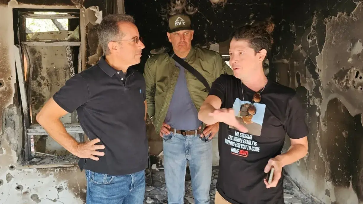 ג'רי סיינפלד במהלך ביקורו בקיבוץ בארי לאחר הטבח שעבר הקיבוץ בתחילת מלחמת עזה. 19 בדצמבר, 2023 ג'רי סיינפלד במהלך ביקורו בקיבוץ בארי לאחר הטבח שעבר הקיבוץ בתחילת מלחמת עזה. 19 בדצמבר, 2023