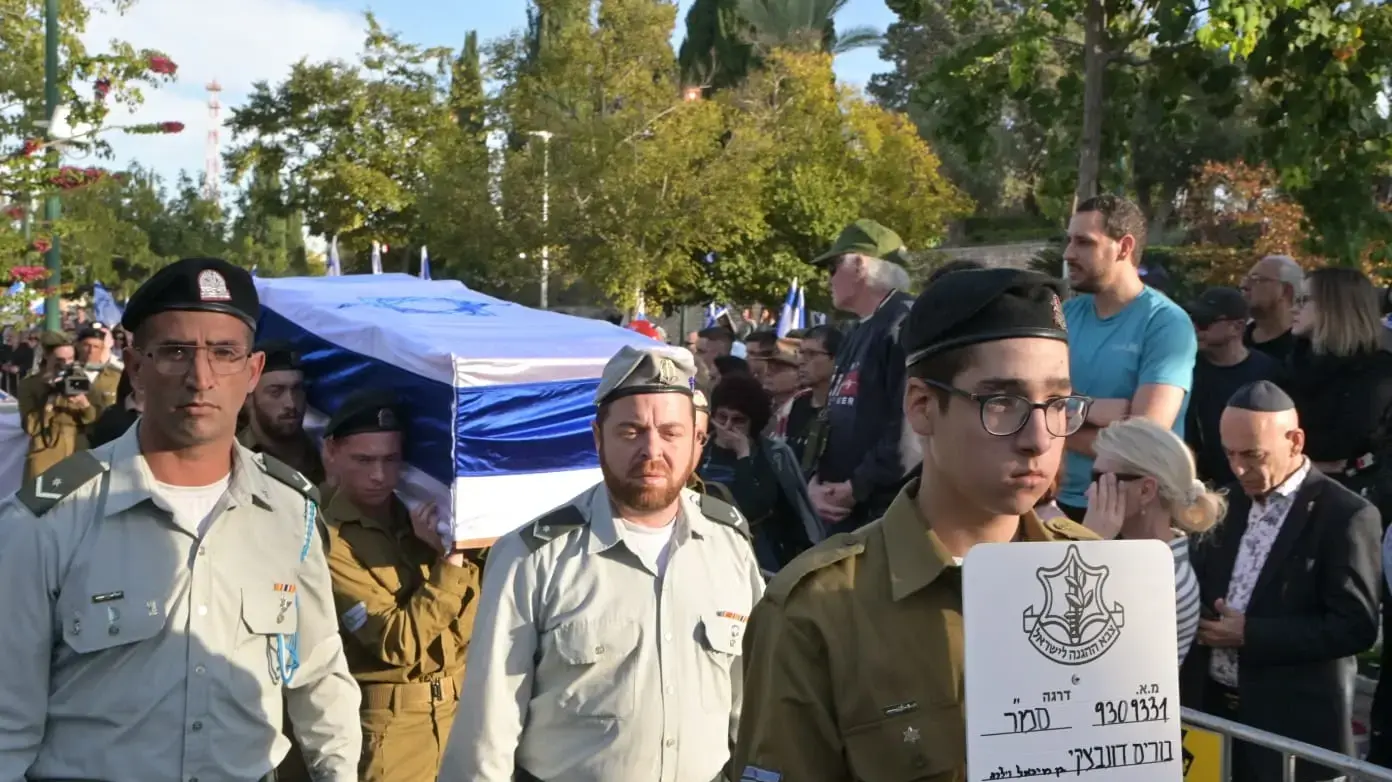 הלווייתו של סמ״ר בוריס דונבצקי, חייל בודד שנפל במלחמת חרבות בבית הקברות הצבאי בקרית שאול 20 בדצמבר 2023 הלווייתו של סמ״ר בוריס דונבצקי, חייל בודד שנפל במלחמת חרבות בבית הקברות הצבאי בקרית שאול 20 בדצמבר 2023