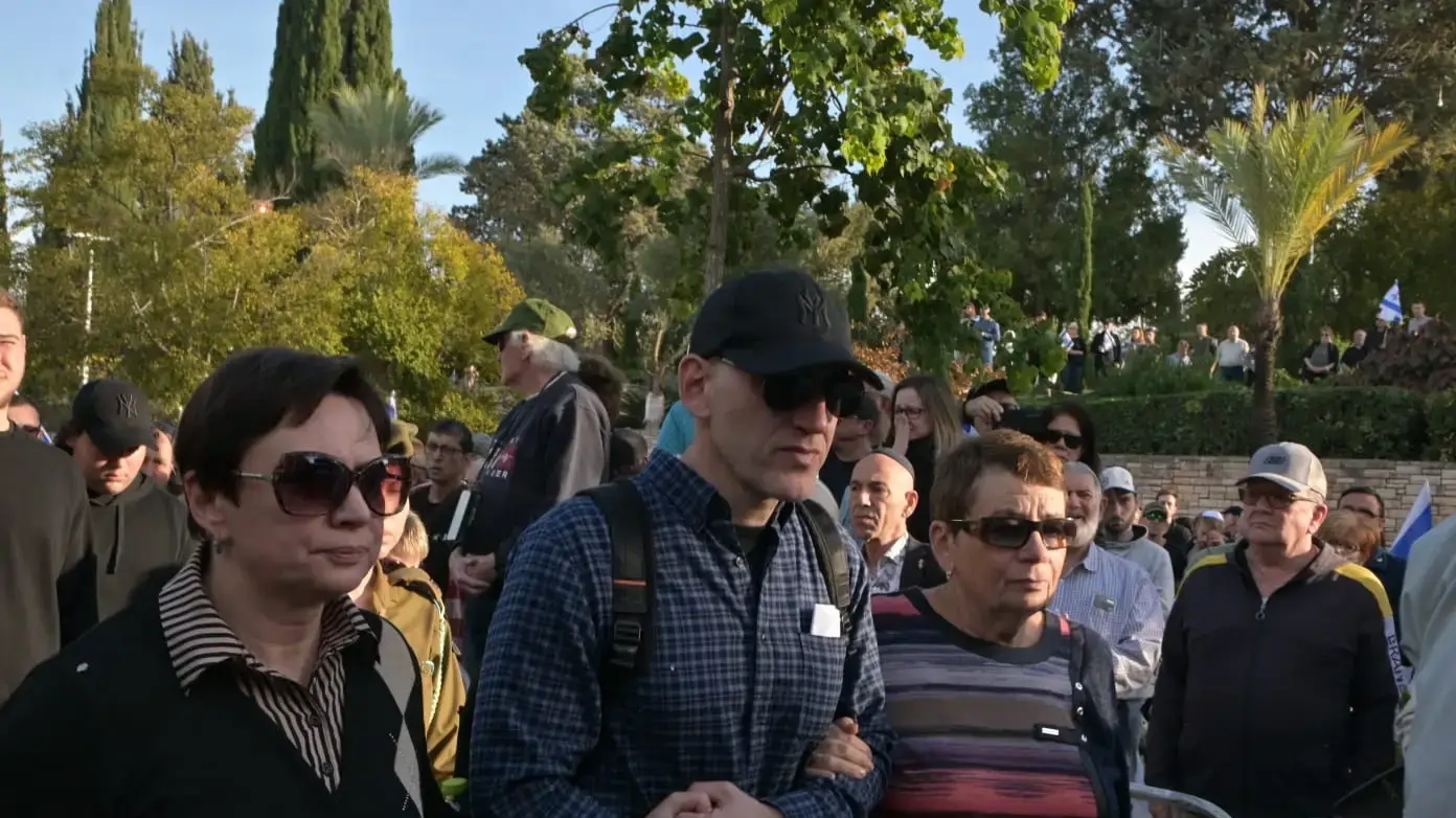 הוריו של סמ״ר בוריס דונבצקי, חייל בודד שנפל במלחמת חרבות בבית הקברות הצבאי בקרית שאול 20 בדצמבר 2023 הוריו של סמ״ר בוריס דונבצקי, חייל בודד שנפל במלחמת חרבות בבית הקברות הצבאי בקרית שאול 20 בדצמבר 2023