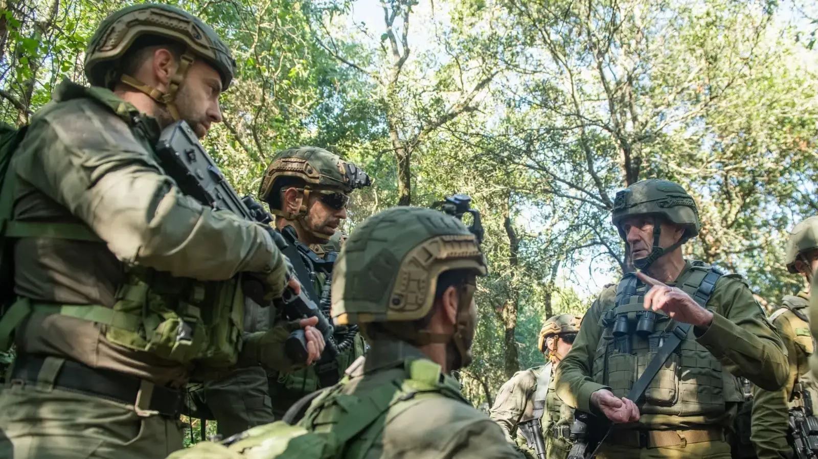 הרמטכ״ל קיים סיור והערכת מצב בגבול לבנון עם מפקדי אוגדה 146 וחיילי המילואים בגבול הצפון
הרמטכ״ל קיים סיור והערכת מצב בגבול לבנון עם מפקדי אוגדה 146 וחיילי המילואים בגבול הצפון