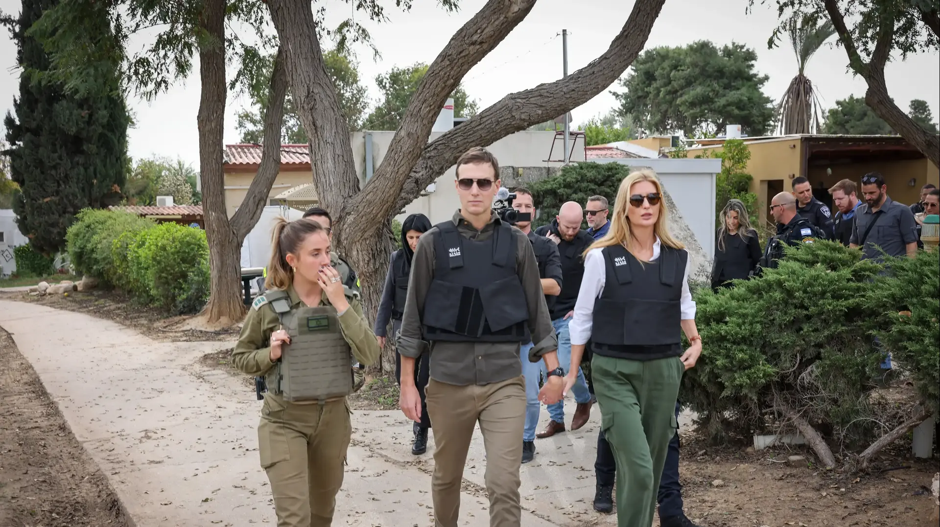 ג'ארד קושנר,איוונקה טראמפ, כפר עזה, 21 בדצמבר 2023 ג'ארד קושנר,איוונקה טראמפ, כפר עזה, 21 בדצמבר 2023