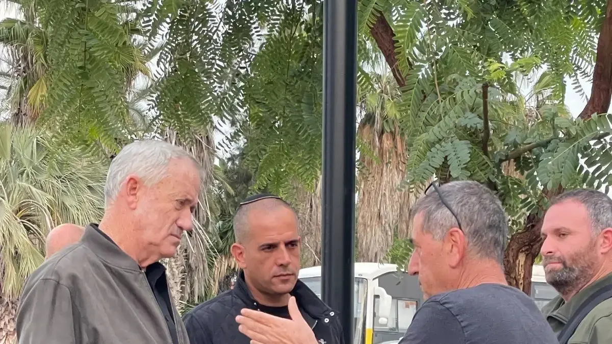 בני גנץ ביקר בקיבוץ נתיב העשרה יחד עם ראש המועצה האזורית חוף אשקלון, איתמר רביבו, 21 בדצמבר 2023