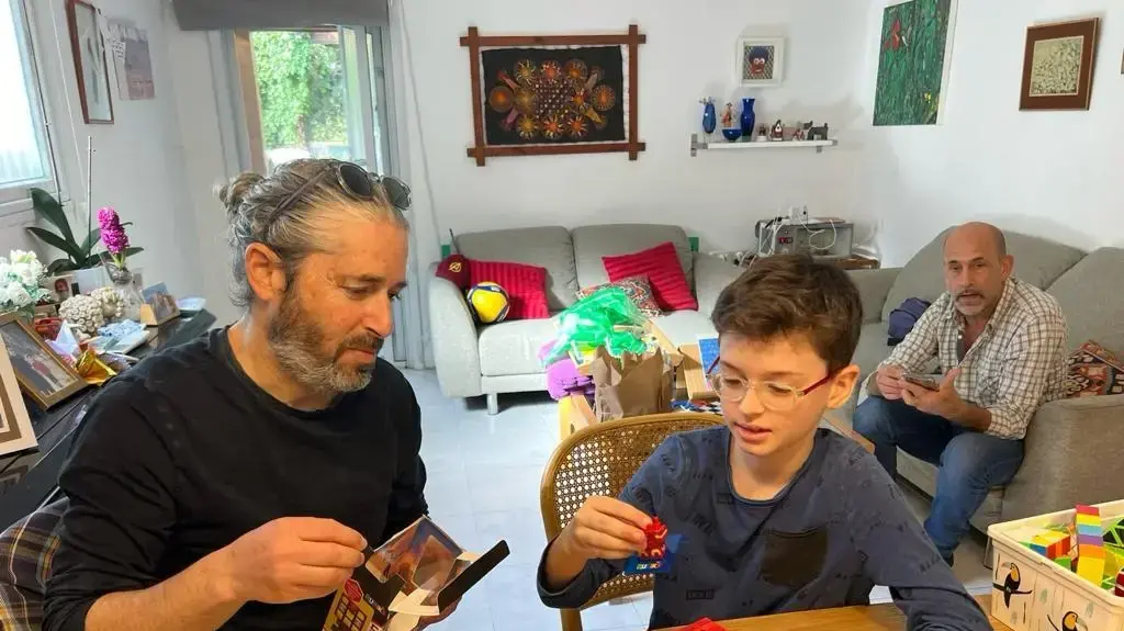 אוהד מונדר שחזר משבי חמאס יחד עם רונן הררי, 22 בדצמבר 2023 אוהד מונדר שחזר משבי חמאס יחד עם רונן הררי, 22 בדצמבר 2023