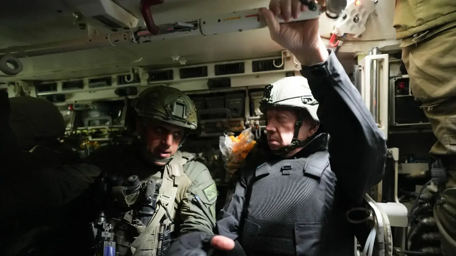 שר הביטחון יואב גלנט בהערכת מצב עם מפקד החטיבה הצפונית באוגדת עזה אלוף-משנה חיים כהן, בית חאנון, רצועת עזה, 23 בדצמבר 2023