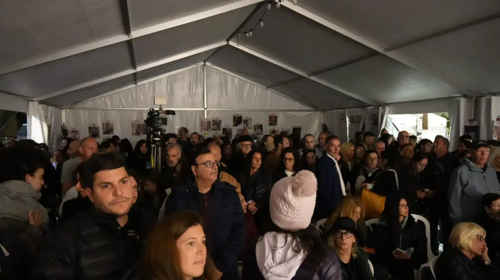 קהל שבא לחגוג לאוהד בן עמי יום הולדת 55 בשבי חמאס , כיכר החטופים, תל אביב. 24 בדצמבר 2023 קהל שבא לחגוג לאוהד בן עמי יום הולדת 55 בשבי חמאס , כיכר החטופים, תל אביב. 24 בדצמבר 2023