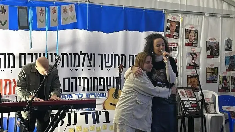 רז בן עמי ביום ההולדת של בעלה אוהד בכיכר החטופים.24 בדצמבר 2023 רז בן עמי ביום ההולדת של בעלה אוהד בכיכר החטופים.24 בדצמבר 2023