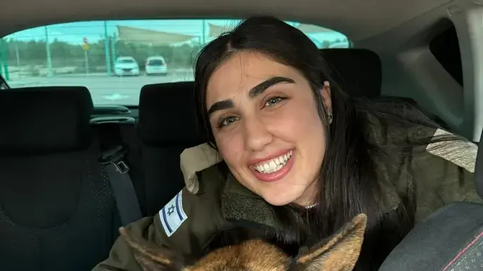 אלונה והכלב ג'וי שנעדר מהשבת השחורה והוחזר לישראל אלונה והכלב ג'וי שנעדר מהשבת השחורה והוחזר לישראל