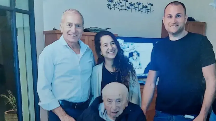 יובל קסטלמן יחד עם אביו משה, אחותו נוגה וסבו אפרים. יובל קסטלמן יחד עם אביו משה, אחותו נוגה וסבו אפרים.