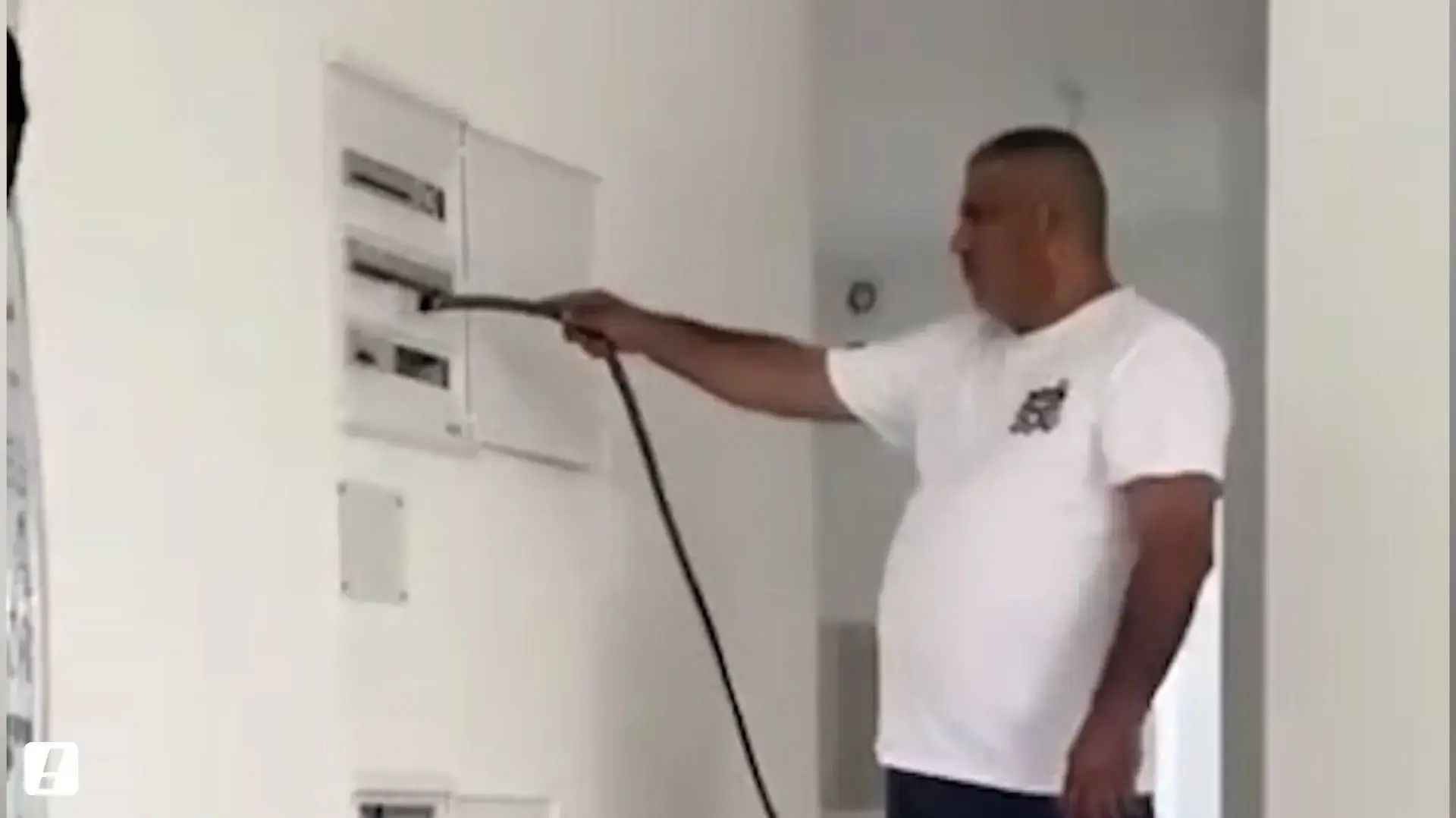 תועד ברשת מחדיר מים לארון החשמל - ונעצר
