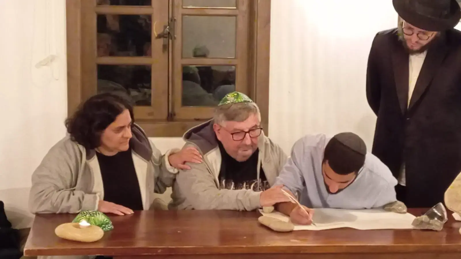 פטריק ותמי כהן בטקס כתיבת ספר תורה פטריק ותמי כהן בטקס כתיבת ספר תורה