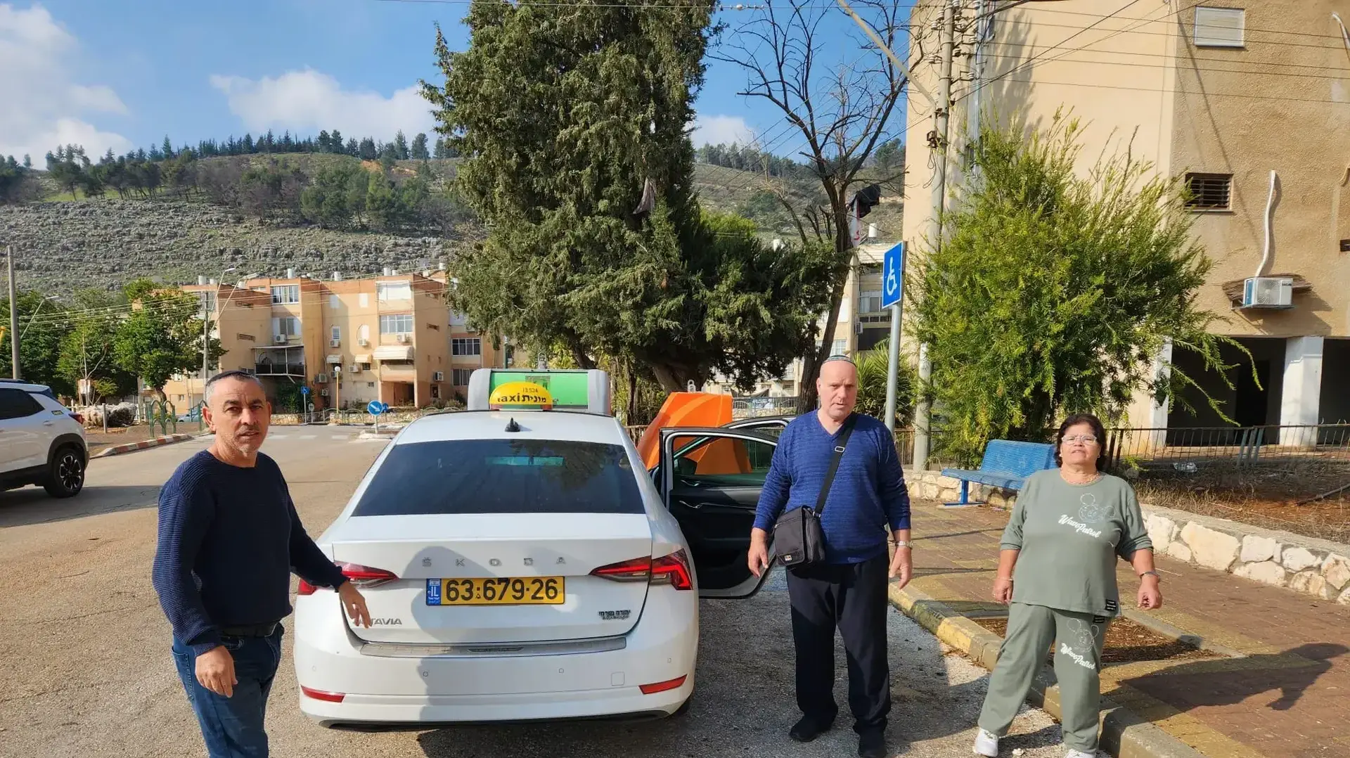 רבקה שיש ושבתאי מלול, הגיעו במונית מטבריה כדי לקחת בגדים חמים, קרית שמונה, 28 בדצמבר 2023 רבקה שיש ושבתאי מלול, הגיעו במונית מטבריה כדי לקחת בגדים חמים, קרית שמונה, 28 בדצמבר 2023