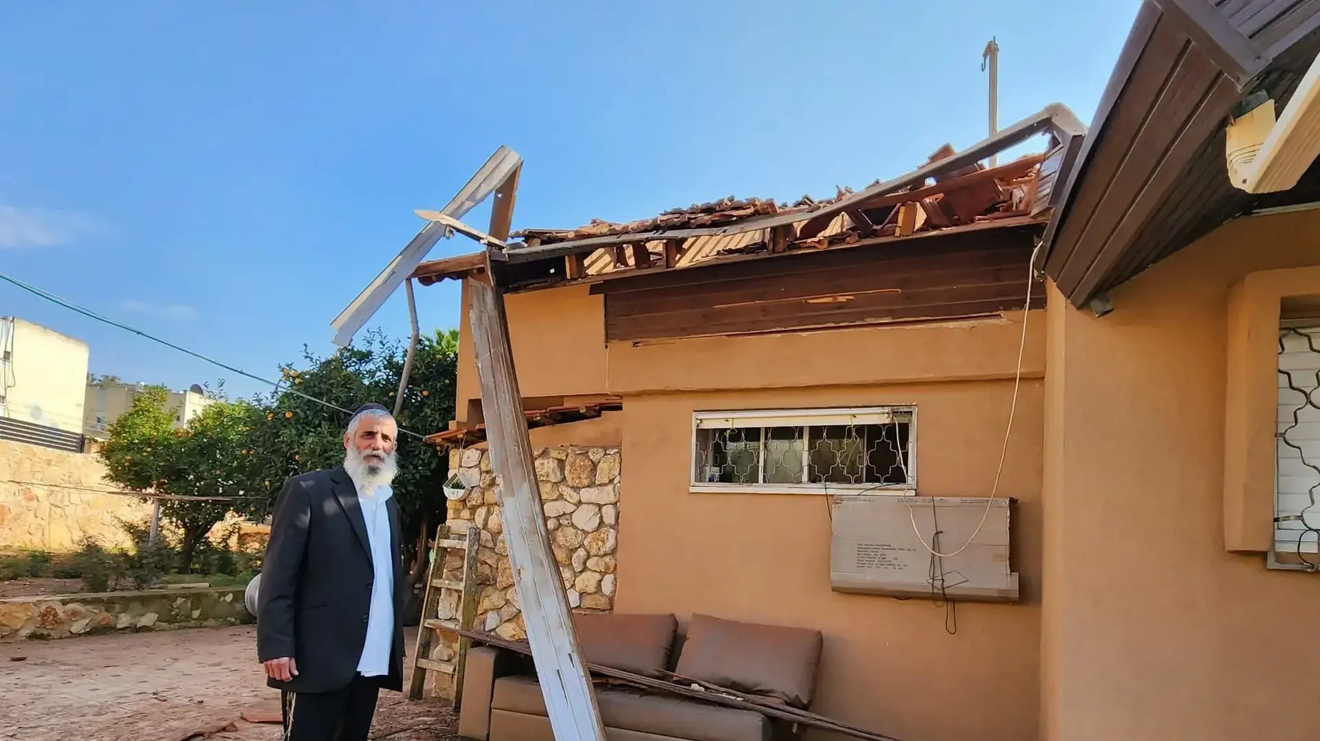 מרדכי גבאי ליד בית המשפחה שנפגע מרקטה קרית שמונה, 28 בדצמבר 2023 מרדכי גבאי ליד בית המשפחה שנפגע מרקטה קרית שמונה, 28 בדצמבר 2023