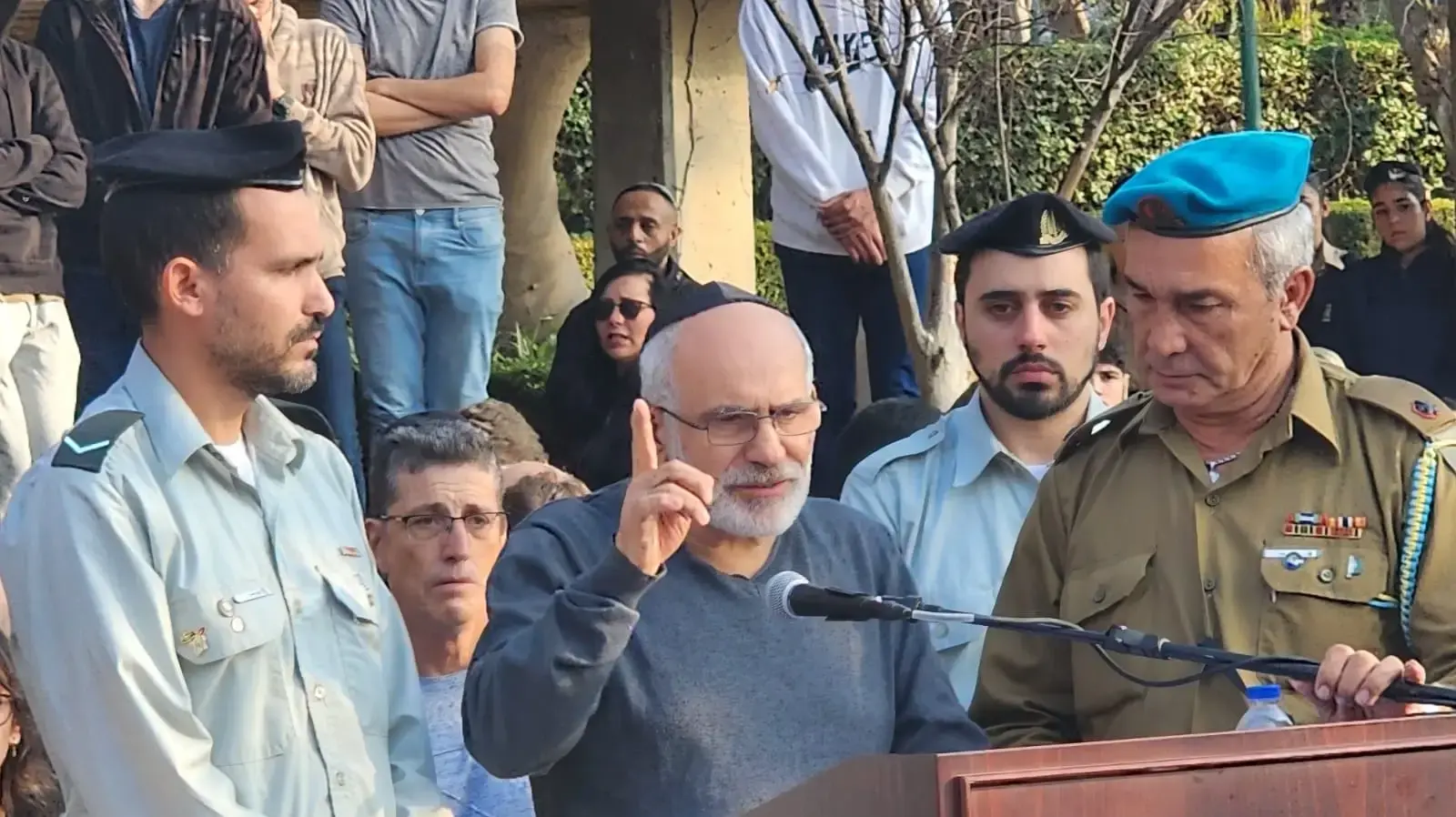 האב מאיר, הלווית אסף טובול, בית העלמין הצבאי חיפה, 28 בדצמבר 2023 האב מאיר, הלווית אסף טובול, בית העלמין הצבאי חיפה, 28 בדצמבר 2023