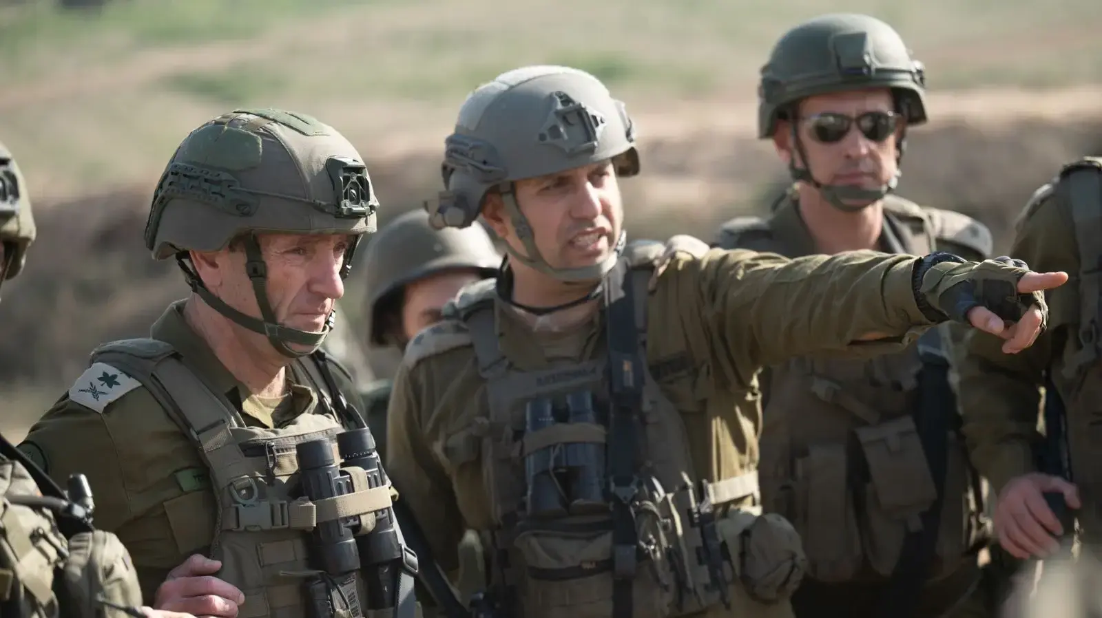 הרמטכ״ל הרצי הלוי יחד עם לוחמי מילואים, ח׳רבת אח׳זעה, עזה. 31 בדצמבר 2023 הרמטכ״ל הרצי הלוי יחד עם לוחמי מילואים, ח׳רבת אח׳זעה, עזה. 31 בדצמבר 2023