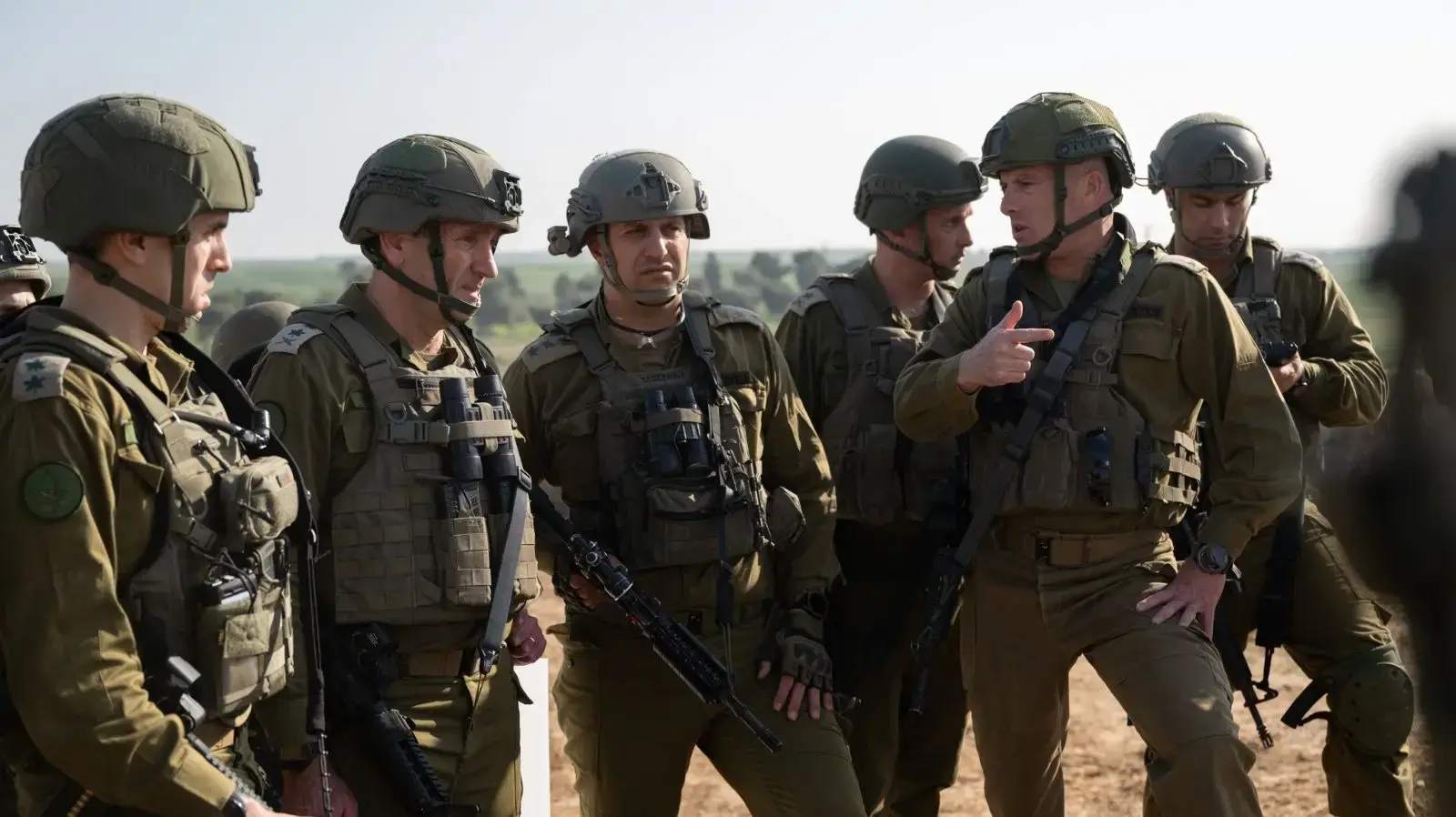 הרמטכ״ל הרצי הלוי יחד עם לוחמי מילואים, ח׳רבת אח׳זעה, עזה. 31 בדצמבר 2023 הרמטכ״ל הרצי הלוי יחד עם לוחמי מילואים, ח׳רבת אח׳זעה, עזה. 31 בדצמבר 2023