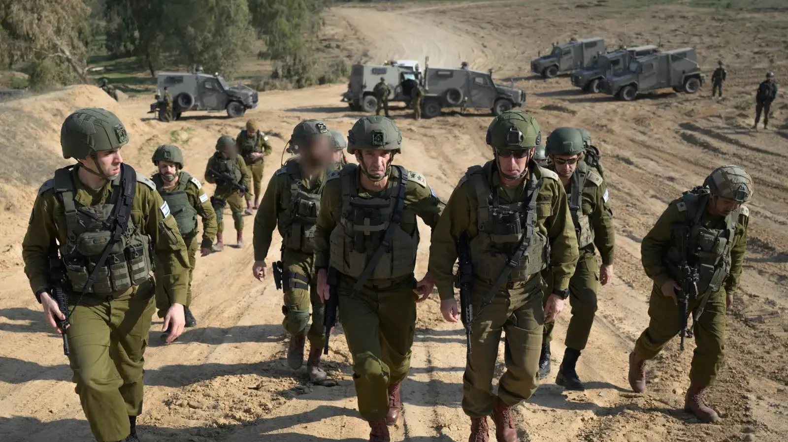 הרמטכ״ל הרצי הלוי יחד עם לוחמי מילואים, ח׳רבת אח׳זעה, עזה. 31 בדצמבר 2023 הרמטכ״ל הרצי הלוי יחד עם לוחמי מילואים, ח׳רבת אח׳זעה, עזה. 31 בדצמבר 2023
