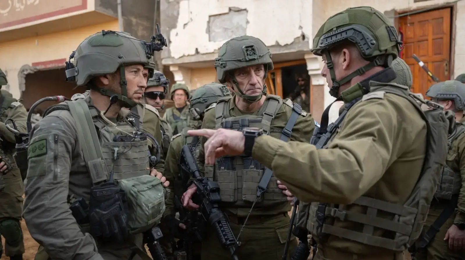 הרמטכ״ל הרצי הלוי יחד עם לוחמי מילואים, ח׳רבת אח׳זעה, עזה. 31 בדצמבר 2023 הרמטכ״ל הרצי הלוי יחד עם לוחמי מילואים, ח׳רבת אח׳זעה, עזה. 31 בדצמבר 2023
