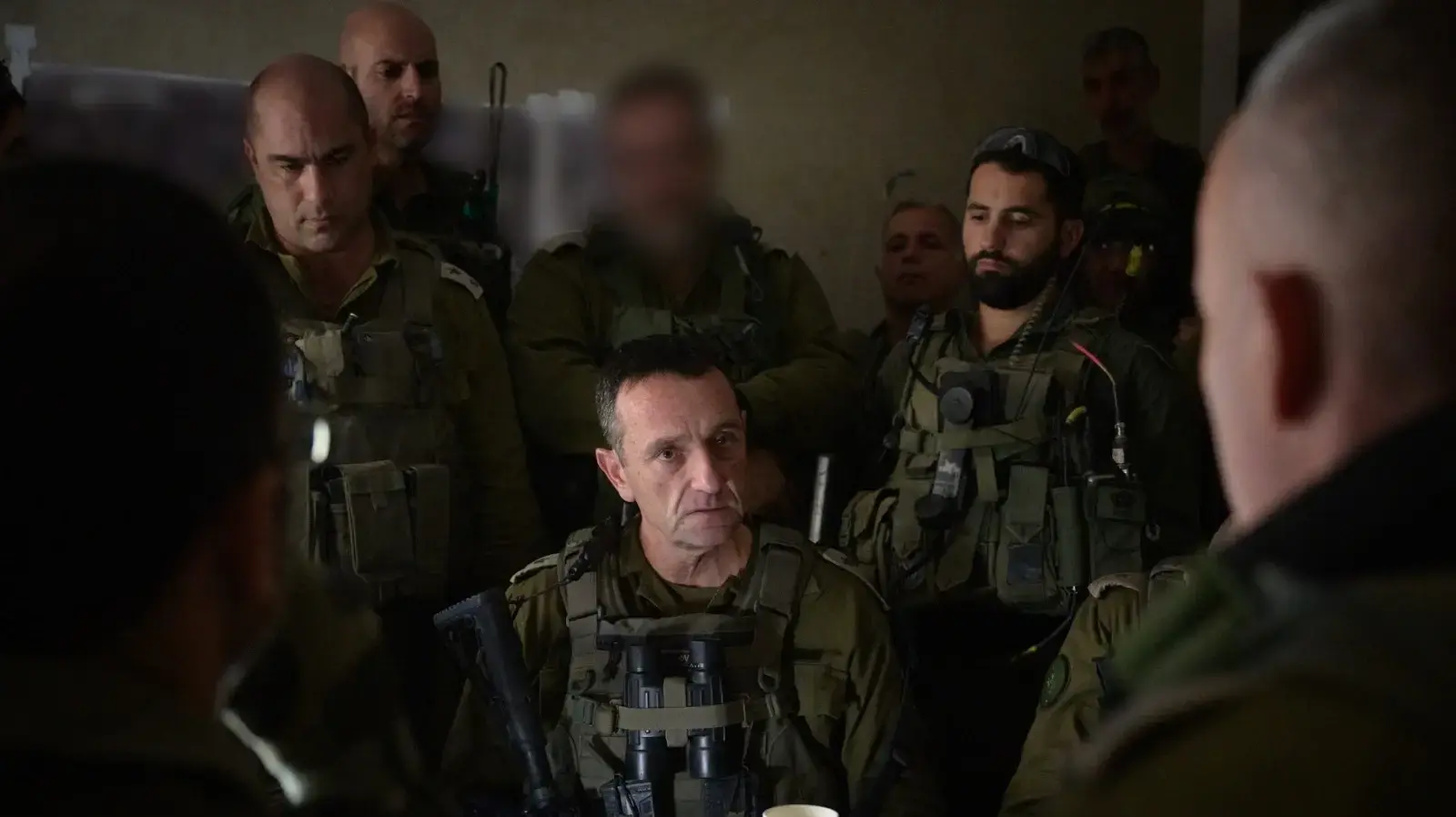הרמטכ״ל הרצי הלוי יחד עם לוחמי מילואים, ח׳רבת אח׳זעה, עזה. 31 בדצמבר 2023 הרמטכ״ל הרצי הלוי יחד עם לוחמי מילואים, ח׳רבת אח׳זעה, עזה. 31 בדצמבר 2023