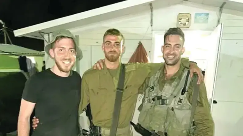 משפחת גנוסר, מימין לשמאל: אורן הבכור, ארבל הצעיר, אילון האמצעי משפחת גנוסר, מימין לשמאל: אורן הבכור, ארבל הצעיר, אילון האמצעי