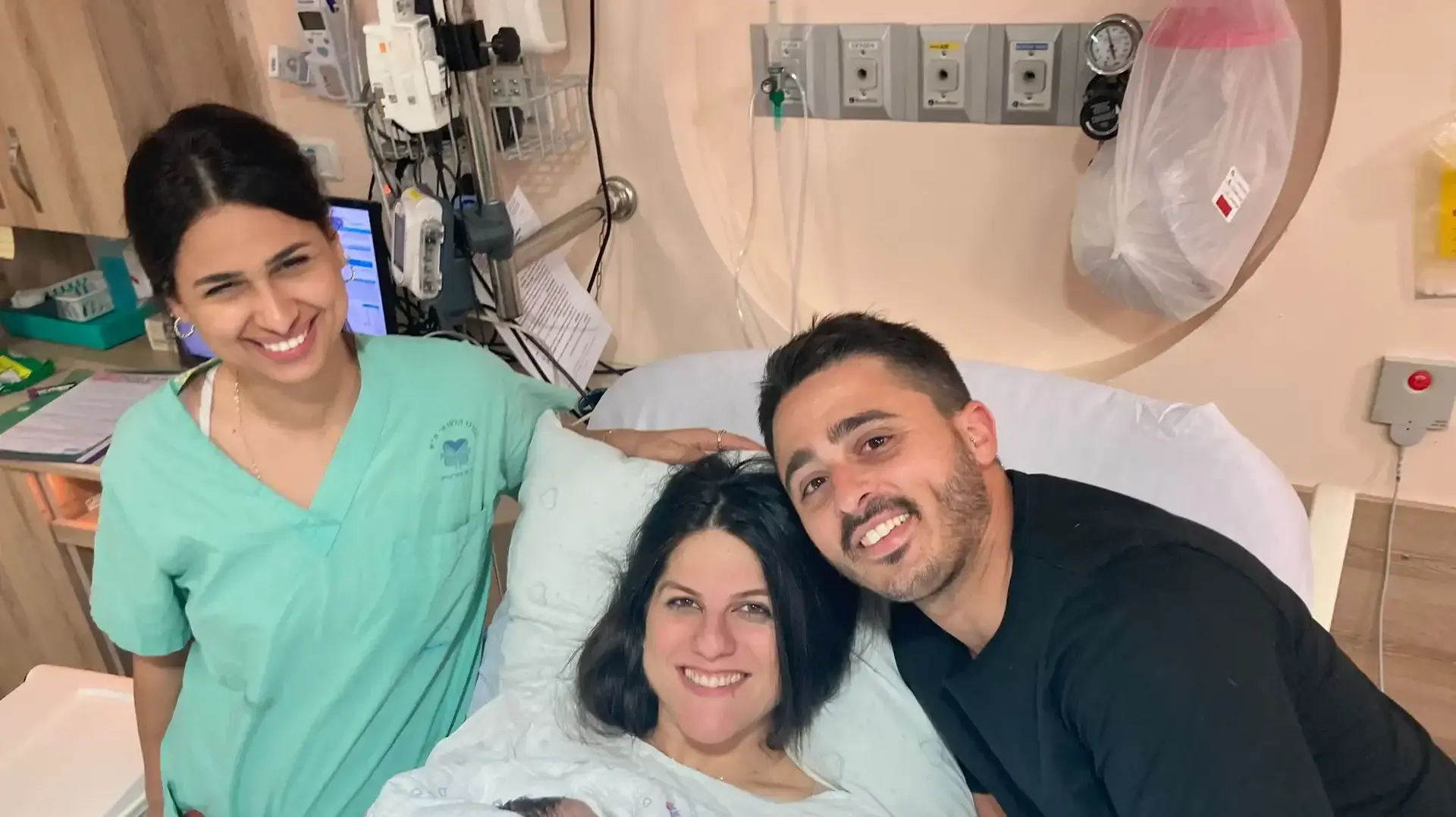 שני ואדיר בן שושן מאשדוד עם בנם התינוק הראשון של 2023 בבי"ח איכילוב, 1 בינואר 2023 שני ואדיר בן שושן מאשדוד עם בנם התינוק הראשון של 2023 בבי"ח איכילוב, 1 בינואר 2023